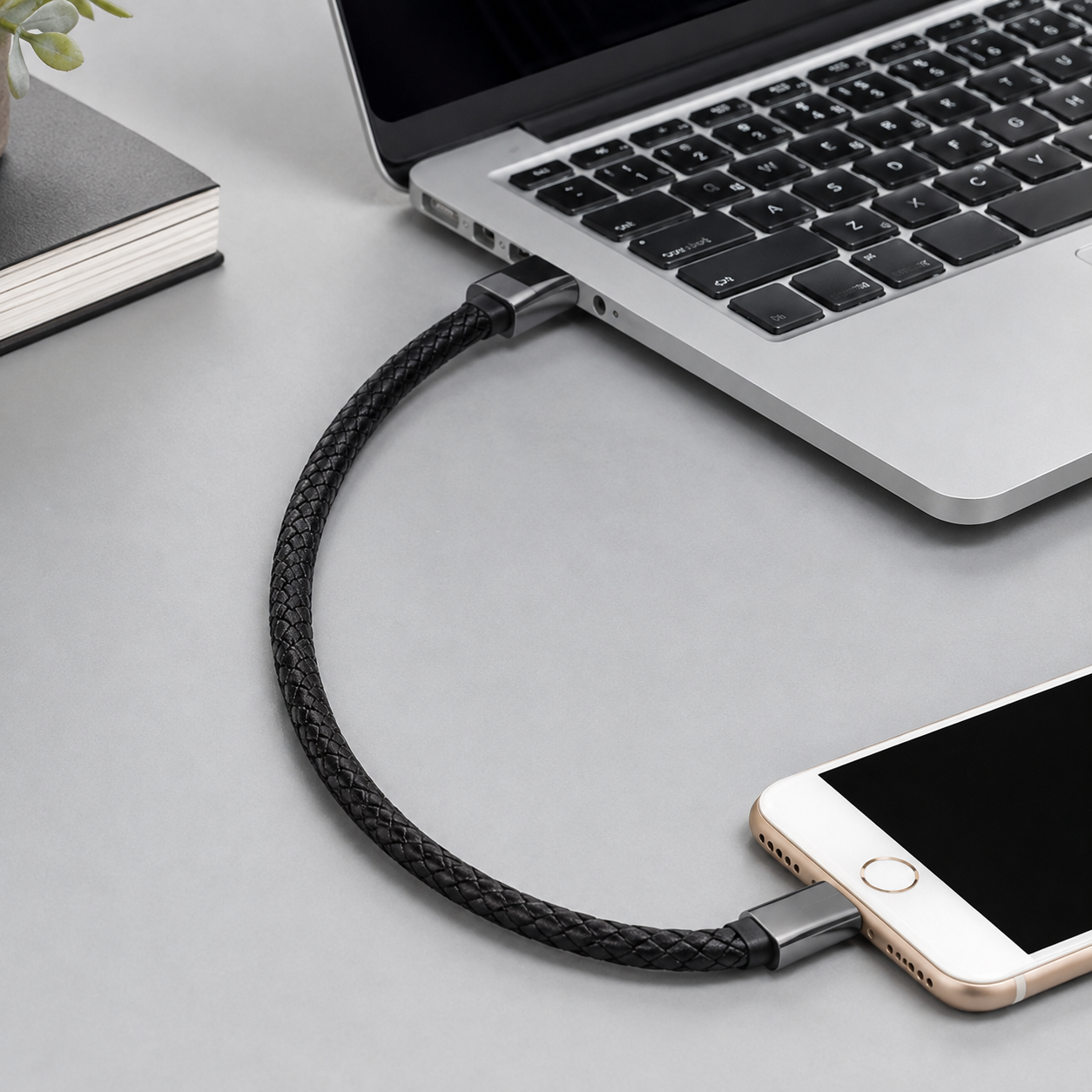 Bracelet Chargeur 3-en-1 – Compatible iPhone, USB-C et Micro-USB